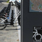 Estación de servicio de alquiler de bicicletas de Madrid, en el paseo del Prado.