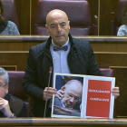 El diputado socialista Antonio Hurtado pide a Montoro explicaciones por el 'caso Rato' en el Congreso.