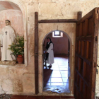 Una de las monjas de clausura en su día a día en el convento.