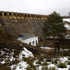 El muro de la presa destaca sobre las nieves. APARICIO