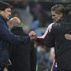 Simeone y el ‘Mono’ Burgos felicitan a Fernando Torres