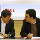 El presidente de la gestora, Javier Fernández, y su portavoz, Mario Jiménez, el pasado miércoles en la sede del PSOE.