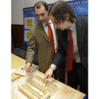 César Antón observa la maqueta del futuro Hangar de Arte Joven