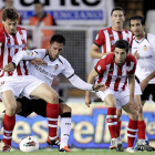 El delantero del Athletic, Fernando Llorente, intenta irse del defensa del Valencia, Ruiz.