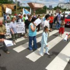 El grupo de manifestantes se colocó en un paso de cebra y detuvo el tráfico quince minutos.