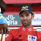 Alejandro Valverde celebra su victoria en la sexta etapa de la Vuelta y el liderato, en el podio de La Zubia.