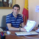 Francisco J. Gómez con las firmas que depositará en la Junta.