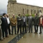 El presidente de la Diputación posa con los alcaldes de varios municipios de la comarca de Riaño