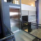 El flamante ascensor de la casa consistorial está adaptado para minusválidos y en él se accede al Registro y al salón de plenos. L. DE LA MATA