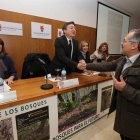 El catedrático saluda al alcalde al inicio de las ponencias ante la concejala de Medio Ambiente.