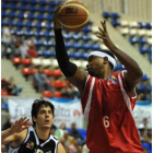 Rick Hughes atrapa con autoridad un rebote en un partido.