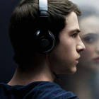 Dylan Minnette y Katherine Langford, en una imagen promocional de la producción de Netflix 'Por 13 razones'.
