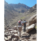 La ruta asciende más de 4.000 metros hasta la cima del monte que toca el cielo, en Marruecos.