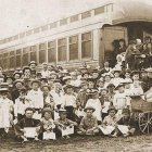 Uno de los trenes que traladó huérfanos al Medio Oeste. A la derecha, la escritora Christina Baker, que ha rescatado la historia.