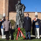 Momento del homenaje ante el monumento a Unamuno, ayer, en Salamanca.