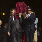 Familiares y amigos de Gustavo Virués portan su féretro al finalizar el funeral.