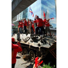 Simpatizantes del ex presidente tailandés se suben a un tanque