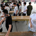 Estudiantes chinos pasan por un detector de metales antes de entrar en los exámenes anuales de gaokao, la selectividad de su país.