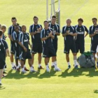 Xabi Alonso, de espaldas, es recibido por el resto de jugadores madridistas.