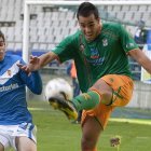 Ayoze, derecha, en el partido de esta temporada frente al Real Oviedo en el Carlos Tartiere.