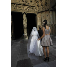 Una novia entra en la catedral de León.
