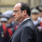 Hollande, en el nomenaje al policía asesinado en el atentado de los Campos Elíseos.