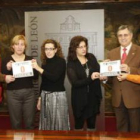 Momento de la entrega del dorsal cero de la San Silvestre a Cáritas y a la plataforma por el volunta