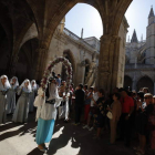 La sotadera y las doncellas llegan al Claustro de la Catedral para la ceremonia. RAMIRO