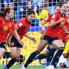 Las jugadoras españolas celebran el segundo penalti de Hermoso.