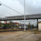 La pasarela salva las vías del tren y comunica los barrios de La Estación y el Socuello.