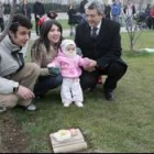 Miguel Martínez juntos a unos padres y su hijo, en una imagen de archivo