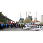 Mineros del Bierzo y Laciana han protagonizado también una concentración frente a la térmica de Cubillos del Sil, impidiendo el acceso de camiones al interior de la central.