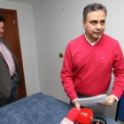 Herrero Rubinat y Joaquín Otero, ayer en un hotel de Ponferrada anunciando su PNL.