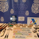 Arsenal de armas, dinero y otras pertenencias que encontró la policía en los zulos de la banda.