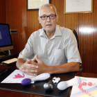 Miguel Ángel Cueto, en su despacho del Centro Psicológico de Terapia de Conducta de León (Cepteco), con juguetes erótico-didácticos. MARCIANO PÉREZ