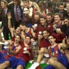 La plantilla del Barcelona celebra en la pista el 19.º título de Copa del Rey conseguido por su club