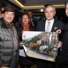 El Tío Gira, a la izquierda, junto a la concejala de Bienestar Social y el alcalde.
