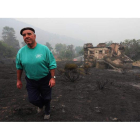 Rafel Valle, de 68 años, camina por la zona calcinada de Silván, en donde ardió la escuela (siguiente imagen). LUIS DE LA MATA
