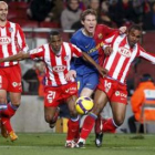 El centrocampista bielorruso del F.C.Barcelona, Hleb, intenta superar a Perea y Sinama