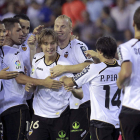 Los futbolistas felicitan a Canales tras su gol.