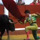 Jesulín se emplea con estilo en un momento de una faena en la plaza de toros de León capital