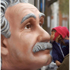 Imagen de un niño besando una escultura de Albert Einstein. FIONA HANSON