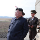 El líder de Corea de Norte, Kim Jong-un, supervisa un ejercicio militar.