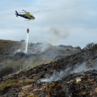 Helicóptero movilizado por la Junta para sofocar el reciente incendio de El Acebo. ANA F. BARREDO