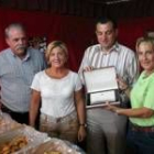 Nicanor Sen, alcalde de Cistierna entrega el premio de la feria a la empresa repostería Montesori