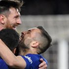 Messi es agasajado por Suárez y Alba tras marcar el último tanto en la goleada del Barça al Sevilla.