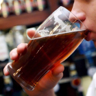 Un cliente consume una pinta de cerveza en un pub de Londres.