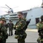 Un grupo de soldados pertenecientes al buque «Galicia» a su llegada ayer al puerto de Vigo