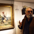 Javier Emperador, junto al cuadro del pintor valenciano Joaquín Agrasot (1836-1919), que localizó hace medio año. MARCIANO PÉREZ