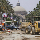 Un bulldózer retira escombros de una plaza donde estaban acampados seguidores del depuesto Mursi.